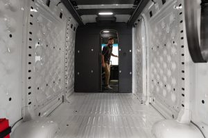 아마존, 리비안 전기 배달 밴 3만 대 돌파…2030년 10만 대 목표 순항 중 imgi 99 rcv gallery 04 x8swem 23