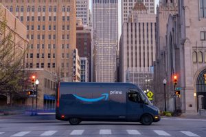 아마존, 리비안 전기 배달 밴 3만 대 돌파…2030년 10만 대 목표 순항 중 imgi 129 amazon modal hero cmfvgx 19