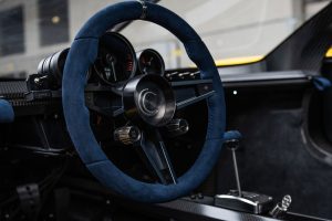 하이브리드? 패들시프트? 없다…수동 900마력 하이퍼카 등장