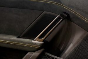 폼 미쳤네! 2년 걸려 수작업으로 제작된 