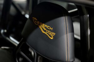 폼 미쳤네! 2년 걸려 수작업으로 제작된 