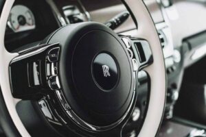 엥글러 오토모티브, 2025년형 롤스로이스 고스트 쿠페 공개... 36억원에 달하는 슈퍼 리치 상품