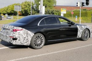 벤츠 S-클래스 대형 업그레이드 예고…2026년 고성능 S 63 변형도 출격