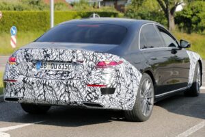 벤츠 S-클래스 대형 업그레이드 예고…2026년 고성능 S 63 변형도 출격