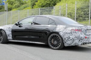 벤츠 S-클래스 대형 업그레이드 예고…2026년 고성능 S 63 변형도 출격