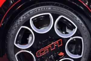 Peugeot 208 GTi Le Mans 4 17