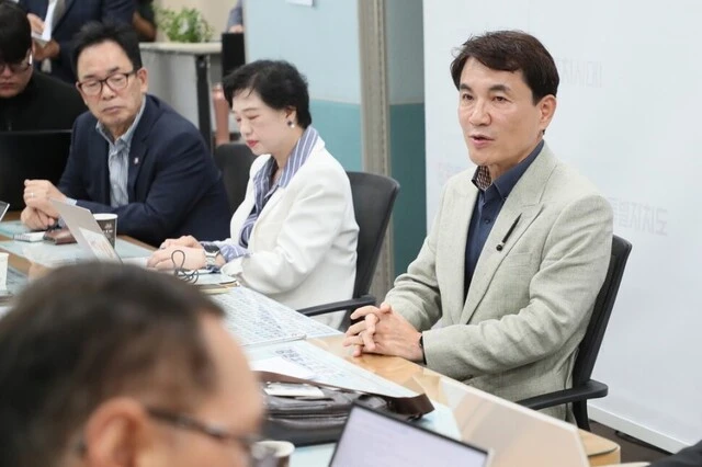 강원에프시 구단주인 김진태 강원지사가 지난달 12일 오전 강원도청 기자실에서 열린 간담회에서 강원에프시(FC)의 ‘춘천시장 출입 제한’ 조처 등의 논란에 대해 공식 사과하고 있다. 강원도 제공