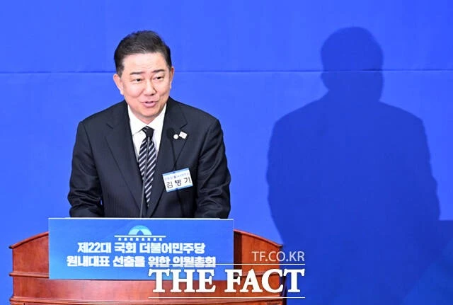 김병기 더불어민주당 신임 원내대표가 13일 오후 서울 여의도 국회에서 열린 원내대표 선출을 위한 의원총회에서 수락 연설을 하고 있다. /이새롬 기자