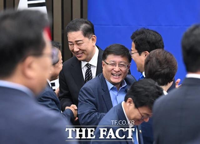 김병기 더불어민주당 신임 원내대표가 13일 오후 서울 여의도 국회에서 열린 원내대표 선출을 위한 의원총회에서 동료 의원들의 축하를 받고 있다. /이새롬 기자