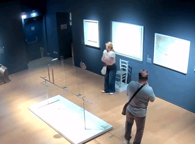 이탈리아 팔라초 마페이 박물관을 찾은 관람객이 전시된 크리스탈 의자에 앉아 기념 촬영을 하던 도중 의자가 부러지자 전시장을 빠져나가고 있다. 팔라초 마페이 박물관 인스타그램 캡처