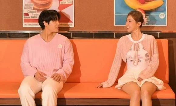 듀엣곡 ‘샬라카둘라’ 홍보 사진 속 문원(왼쪽)과 신지. 신지 인스타그램