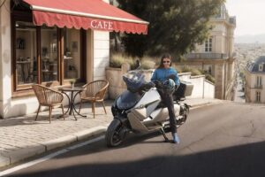 imgi 129 bmw ce 04 scooter 1 3