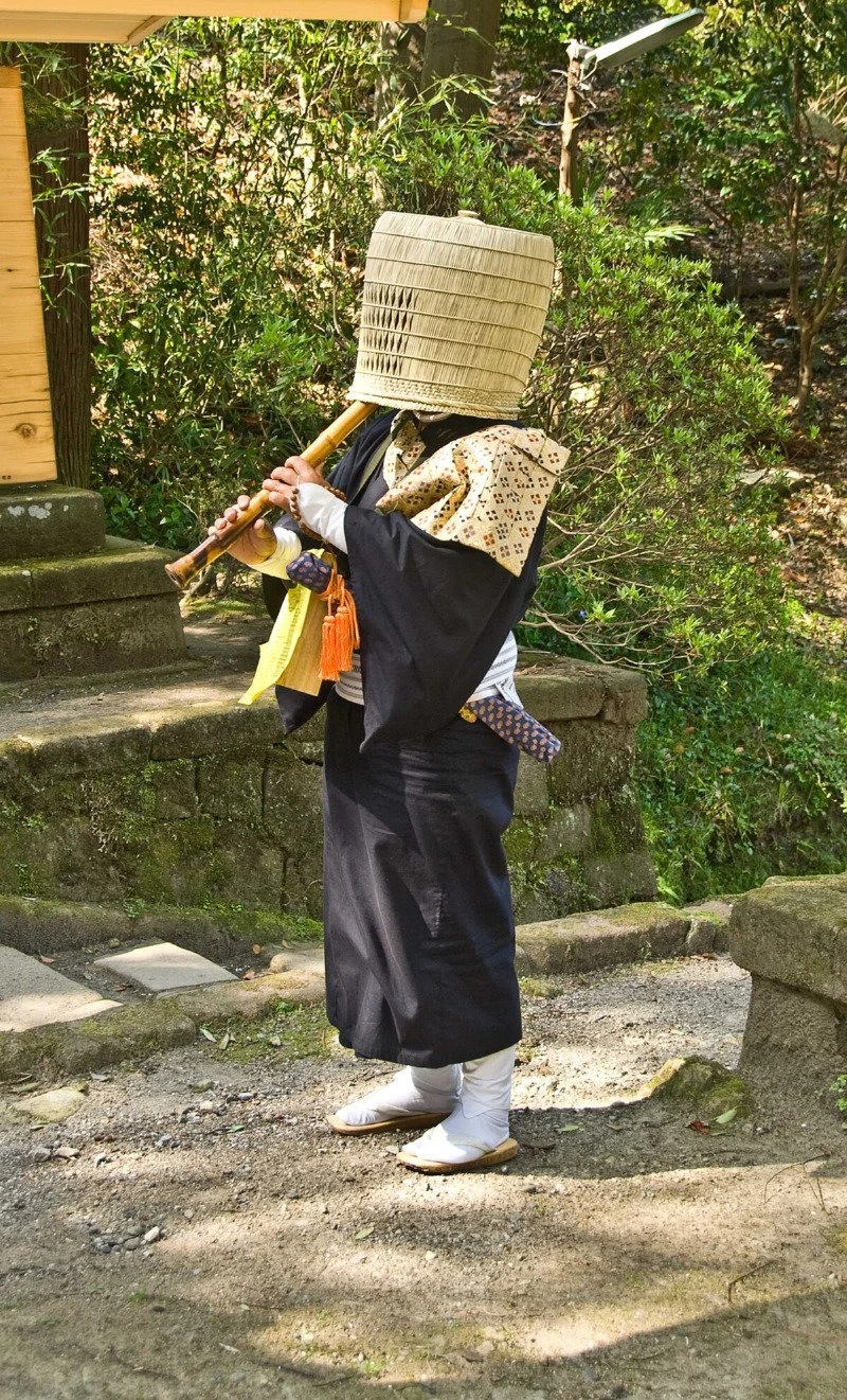 Komuso_Buddhist_monk_beggar_Kita-kamakura.jpg