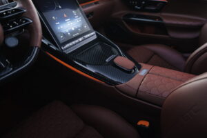 브라부스, 몬터레이 카위크서 1,000마력 ‘로켓 GTC 딥 레드’ 공개