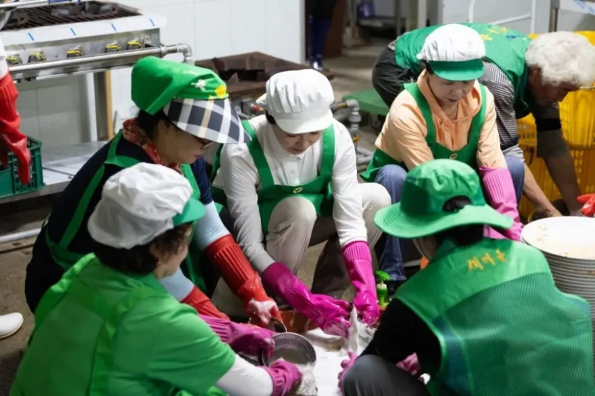 이재명 대통령 부인 김혜경 여사가 24일 집중호우로 피해를 입은 경기도 가평군 수해복구 현장을 찾아 봉사활동을 하고 있다 /사진=뉴스1