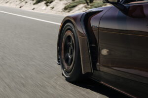 브라부스, 몬터레이 카위크서 1,000마력 ‘로켓 GTC 딥 레드’ 공개