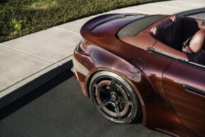 브라부스, 몬터레이 카위크서 1,000마력 ‘로켓 GTC 딥 레드’ 공개