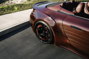 브라부스, 몬터레이 카위크서 1,000마력 ‘로켓 GTC 딥 레드’ 공개