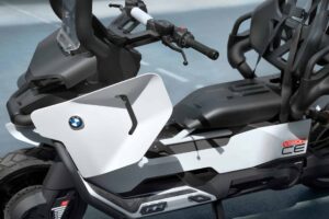 imgi 36 BMW Motorrad Vision CE 04 4