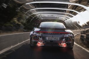 포르쉐 992.2 터보 S 등장…하이브리드 파워로 노르트슐라이페 14초 단축