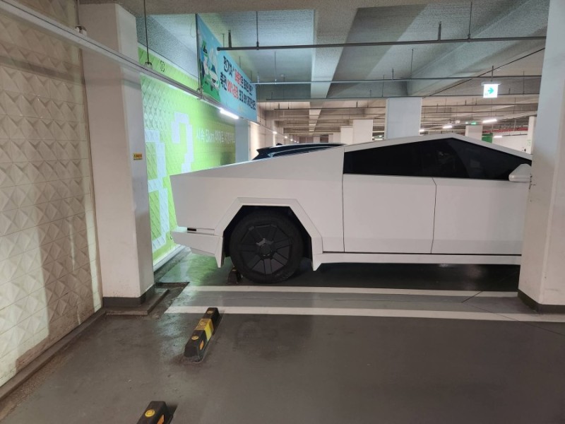 종이상자로 만든것 같은 사이버트럭