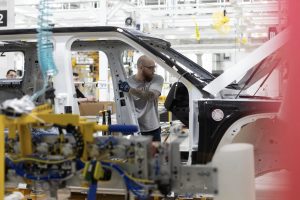 리비안 R2, 6월 고객 인도 확정…6,525만 원부터 imgi 72 Rivian R2 Plant 5