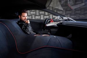 감성인가 소음인가?… BMW 등 도입한 ‘가짜 엔진음’ 합법 옵션 된다 P90377092 Robb Report bmw sound designer r 1 scaled 1 3