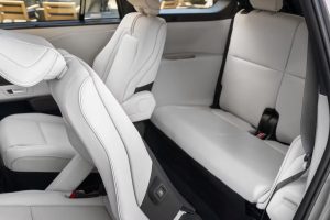 아이오닉 9과 경쟁할 토요타 하이랜더 EV 공개, 20년 공식 깨고 전기 SUV로 재탄생 imgi 24 05f709eb e4bc 5b97 b73e e4f80c850000 10