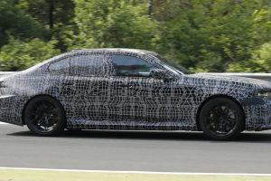 BMW M5 페이스리프트, 세단·투어링 동시 포착…2027년 하반기 공개 예정