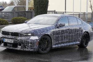 BMW M5 페이스리프트, 세단·투어링 동시 포착…2027년 하반기 공개 예정