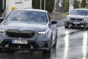 BMW M5 페이스리프트, 세단·투어링 동시 포착…2027년 하반기 공개 예정