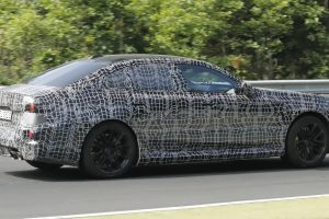 BMW M5 페이스리프트, 세단·투어링 동시 포착…2027년 하반기 공개 예정