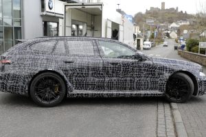 BMW M5 페이스리프트, 세단·투어링 동시 포착…2027년 하반기 공개 예정