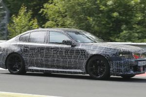 BMW M5 페이스리프트, 세단·투어링 동시 포착…2027년 하반기 공개 예정