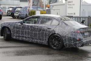 BMW M5 페이스리프트, 세단·투어링 동시 포착…2027년 하반기 공개 예정