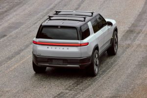 리비안 R2 공개전 사양 유출… 10→80% 충전 29분·주행 531km LEAKED Rivian R2 Specs and Pricing Revealed 3 6