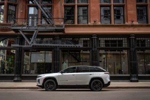 스텔란티스, ‘왜고니어 S’ 1만 대 넘게 리콜…리어 게이트 결함 jeep wagoneer s launch edition first drive 2 3