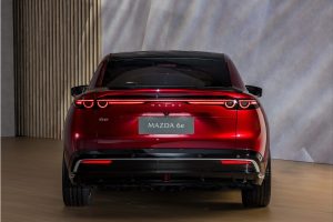 테슬라 모델3 잡겠다는 마쯔다 6e…뼈대는 중국산인데 감성은 일본산 imgi 39 Mazda 6e Electric Sedan 2026 05 908 5