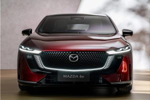 테슬라 모델3 잡겠다는 마쯔다 6e…뼈대는 중국산인데 감성은 일본산 imgi 39 Mazda 6e Electric Sedan 2026 04 969 7