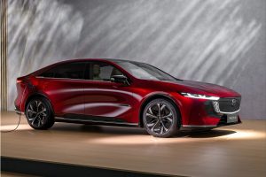 테슬라 모델3 잡겠다는 마쯔다 6e…뼈대는 중국산인데 감성은 일본산 imgi 39 Mazda 6e Electric Sedan 2026 07 1 363 3
