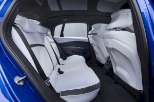 10분 충전에 400km… BMW 신형 i3 공개, 테슬라 정조준 imgi 138 2027 bmw i3 neue klasse shatters competition with 463 horsepower and up to 560 miles of range 3 11