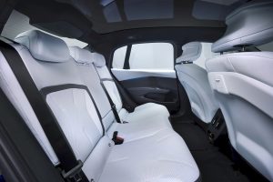 10분 충전에 400km… BMW 신형 i3 공개, 테슬라 정조준 imgi 139 2027 bmw i3 neue klasse shatters competition with 463 horsepower and up to 560 miles of range 3 29