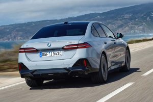 BMW i5, 북미서 ‘테슬라 규격’ 기본화…NACS 전면 적용 2024 bmw i5 first drive review 1 3