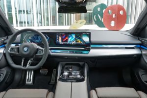 BMW i5, 북미서 ‘테슬라 규격’ 기본화…NACS 전면 적용 2024 bmw i5 first drive review 4 5