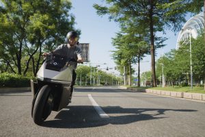 넘어지지 않는 오토바이 나왔다…세계 최초 자기 균형 전기 모터사이클 OMO X 양산 omoway head motorcycle 3 1 3