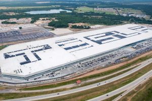 테슬라, 인력 5000명 줄였지만 투자 지속…속내는 ‘자동화’ tesla giga texas solar panels tesla q2 2022 report 3