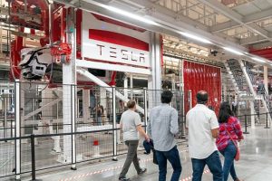 테슬라, 인력 5000명 줄였지만 투자 지속…속내는 ‘자동화’ tesla giga texas stacking structural batteries are these 4680 model ys here are some 2