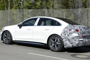 테슬라와 BMW 질주 막을까…새로운 벤츠 전기 C클래스 전기 버전 시험주행 포착 Mercedes C Class Electric white rear angled cgloyj 5
