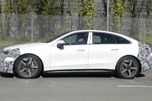 테슬라와 BMW 질주 막을까…새로운 벤츠 전기 C클래스 전기 버전 시험주행 포착 Mercedes C Class Electric white side profile xifvfx 3