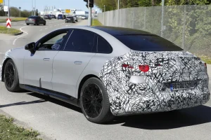 테슬라와 BMW 질주 막을까…새로운 벤츠 전기 C클래스 전기 버전 시험주행 포착 Mercedes C Class Electric grey rear 3 4 ha9fn1 7